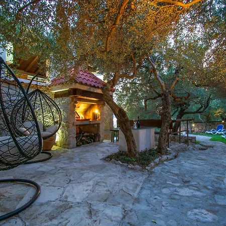 Sara With Pool, Whirlpool And Sea View Вілла Макарська